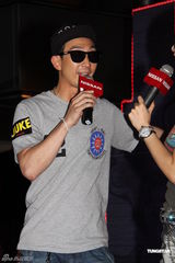 组图：黄贯中享受街头开唱 自曝彩排现突发状况