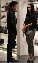 组图：姚晨捞金与冯绍峰热聊 哺乳期滴酒不沾