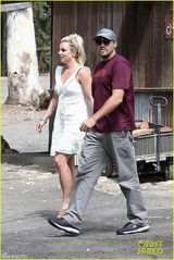 组图：布兰妮白裙爆乳装性感 与母同游温馨