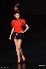 组图：名模庄思敏为时装展走秀 完美展现民族风