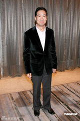 幻灯图：《纪晓岚》香港宣传 杨千嬅为张国立泡茶