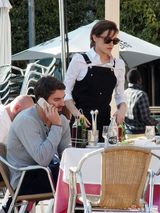 组图：艾玛与男友甜蜜享午餐 黑白装扮简约典雅