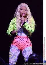 组图：麻辣鸡个唱粉丝强行上台 与保镖激烈扭打