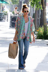 高清图：麦莉-塞勒斯街拍LOOK 纱衣搭配牛仔裤