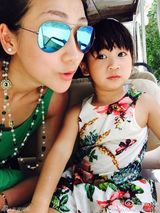 组图：陈浩民妻子晒儿女照 姐弟情深呆萌可爱