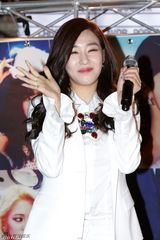 组图：少女时代亮相签售会 修身白衣靓丽抢镜