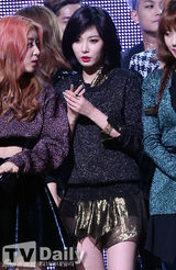 组图：韩团2NE1《M countdown》打榜拿第一