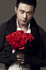 组图：杨奇鸣情人节写真手捧玫瑰绅士范
