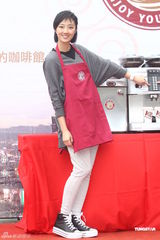 组图：桂纶镁新年代言温暖咖啡 发展事业不急结婚