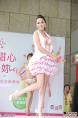 组图：人妻关颖性感挤奶 不怕老公吃醋