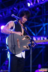 组图：黄品源帅气飙吉他 年近半百秀肌肉