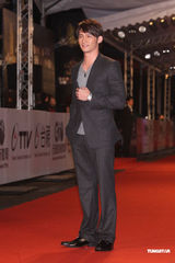 组图：45届金钟奖红毯温升豪郭采洁甜蜜亮相