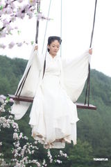 组图：《王的女人》横店热拍 陈乔恩吊威亚表情夸张