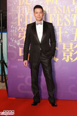 组图：亚太影展红毯生辉 刘嘉玲露半球曾宝仪秀美背