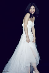 组图：童蕾浪漫婚纱写真 甜蜜笑容幸福小女人