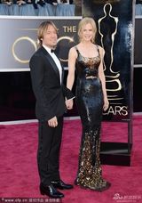 组图：妮可-基德曼华丽亮片裙牵手老公秀甜蜜