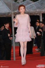 组图：林欣彤粉红薄纱短裙现身金像奖红毯