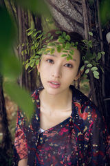 组图：张俪魔幻气质泰国丛林写真