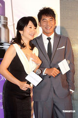 幻灯：陶晶莹与老公首度亲密代言 不忘为小S叫屈