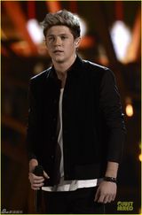 组图：单向乐队登台表演 深情献唱热力十足