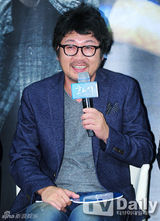 组图：《华颐》主创与观众互动 吕珍九抱粉丝