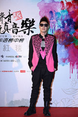 组图：李宇春等亮相榜中榜 雨神萧敬腾驾到