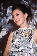 组图：贾静雯短裙亮相台湾 身材性感秀长腿