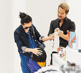 组图：张柏芝母子扫货 被曝生女心切狂买女童裙