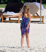 组图：大胸妈咪索菲娅日光浴 丁字裤露底忙遮挡