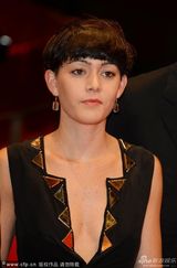 组图：《恐惧史》首映会 帅哥导演抢镜