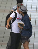 组图：囧瑟夫玛丽昂机场相遇 短暂叙旧拥抱告别