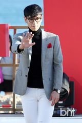 组图：BigbangTOP与金有贞亮相宣传《同窗生》