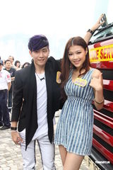 组图：张智霖消防制服助阵节目乘云梯出场