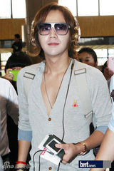 组图：张根硕等亮相机场赴日本参加音乐庆典