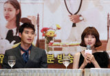 组图：韩剧《浪漫小镇》宣传 成宥利闵孝琳美腿PK