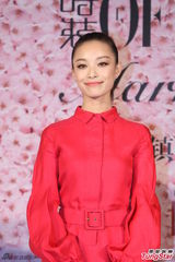 组图：倪妮红裙装亮相活动拒回应签约事宜