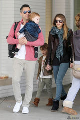 组图：阿尔芭一家外出用餐 爱女潮装初长成