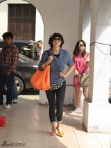 组图：李欣汝时尚街拍 混搭风显潮人范儿