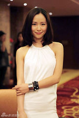 组图：江一燕出席时尚盛典 轻灵典雅玉背抢镜