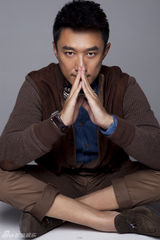 组图：王新便服演绎自然小清新