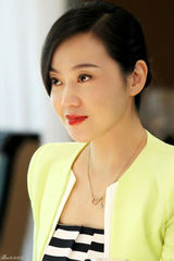 组图：《一仆二主》闫妮演绎职场御姐范