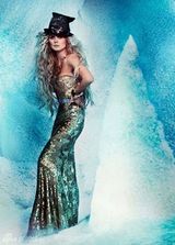 组图：海蒂-克拉姆长裙登杂志秀傲人气场