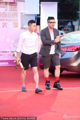 组图：比尔贾聂永真短裤走红毯 持枪耍帅