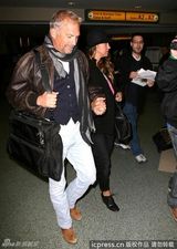 组图：凯文-科斯特纳抵达纽约 神情凝重满脸哀伤