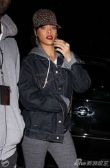 组图：蕾哈娜洛杉矶录音休闲风红唇欲滴