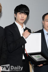 组图：CNBLUE任慈善大使 与波鲁鲁互动显童心