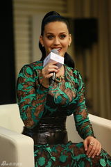 组图：水果姐土豪金献中国首秀 春春靓颖同台