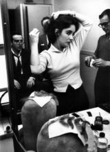 组图：《战国佳人》花絮 泰勒与好友克里夫特亲密