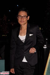 组图：歌神张学友童心未泯 大玩旋转木马兴致颇高