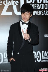 组图：林俊杰西装绅士献唱 自曝已一年未接吻